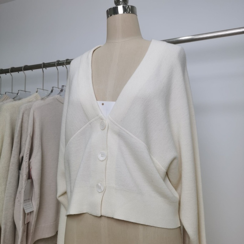 ODM/OEM Premium Woman Warm White 100% Wool Cardigan Sweater – Wool Sweater and Womens Sweater price