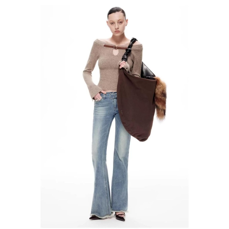 Wholesale Customized Women Sexy Sweater Top Board Neckline Leather Closure Detail Sweater Pullover – Sweater and Womens Pullover Sweater price|Founded in 1997,Layois a comprehensive group company integrating the import and export business,